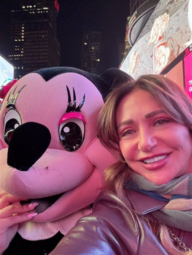 رقصة لبلبة ولقاء ليلى علوي وميني ماوس والغوريلا جولة النجوم في شوارع نيويورك