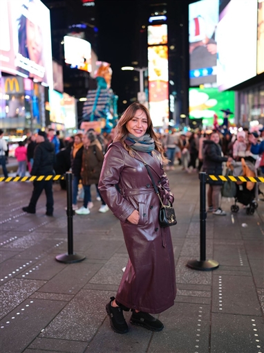 رقصة لبلبة ولقاء ليلى علوي وميني ماوس والغوريلا جولة النجوم في شوارع نيويورك