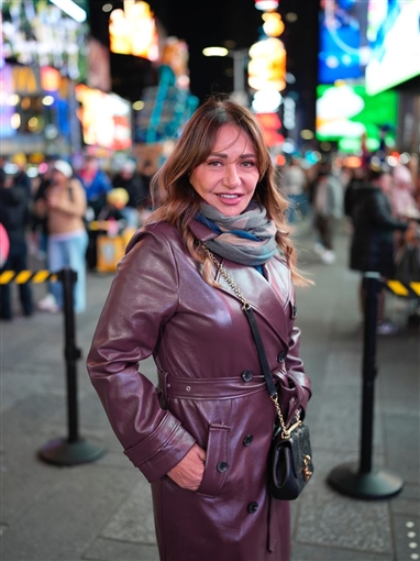 رقصة لبلبة ولقاء ليلى علوي وميني ماوس والغوريلا جولة النجوم في شوارع نيويورك