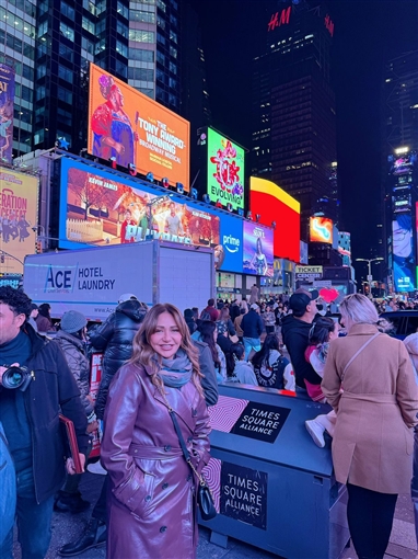 رقصة لبلبة ولقاء ليلى علوي وميني ماوس والغوريلا جولة النجوم في شوارع نيويورك