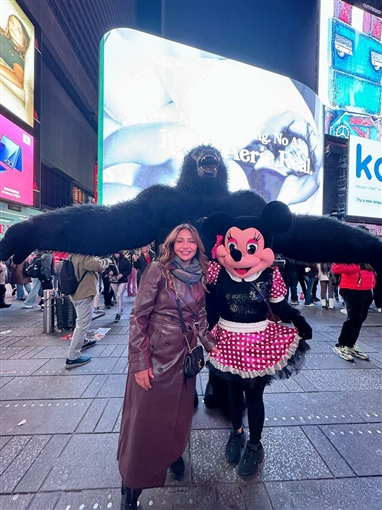 رقصة لبلبة ولقاء ليلى علوي وميني ماوس والغوريلا جولة النجوم في شوارع نيويورك