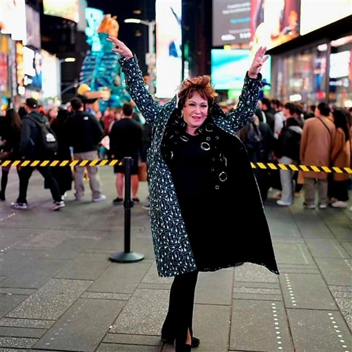 رقصة لبلبة ولقاء ليلى علوي وميني ماوس والغوريلا جولة النجوم في شوارع نيويورك