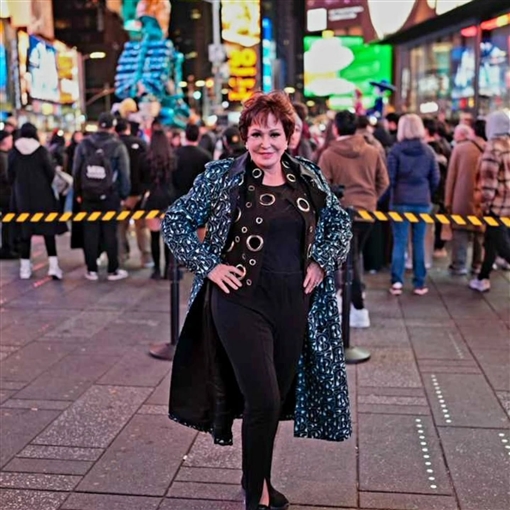 رقصة لبلبة ولقاء ليلى علوي وميني ماوس والغوريلا جولة النجوم في شوارع نيويورك