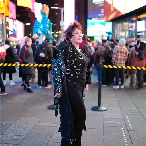 رقصة لبلبة ولقاء ليلى علوي وميني ماوس والغوريلا جولة النجوم في شوارع نيويورك