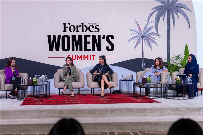 صور - أسما إبراهيم تمثل الإعلام المصري في قمة فوربس ... وتدير ندوة حول تمكين المرأة ودور الإعلام