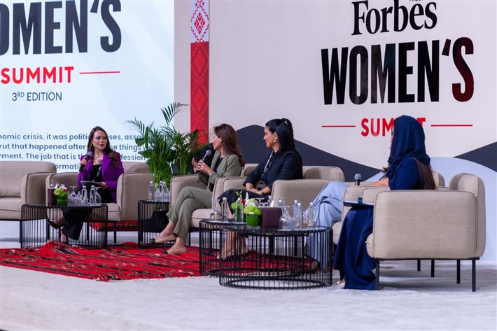 صور - أسما إبراهيم تمثل الإعلام المصري في قمة فوربس ... وتدير ندوة حول تمكين المرأة ودور الإعلام