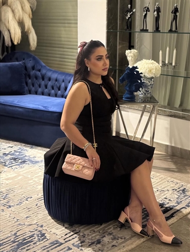 بوسي تتجه للألوان الداكنة مع اقتراب الشتاء في أحدث جلسة تصوير