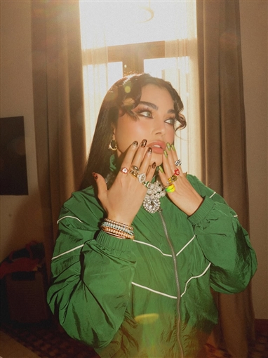 هيفاء وهبي تستعرض إطلالاتها المختلفة في كليب إحنا الشلة 