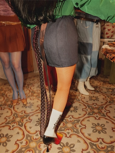 هيفاء وهبي تستعرض إطلالاتها المختلفة في كليب إحنا الشلة 