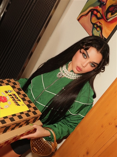 هيفاء وهبي تستعرض إطلالاتها المختلفة في كليب إحنا الشلة 