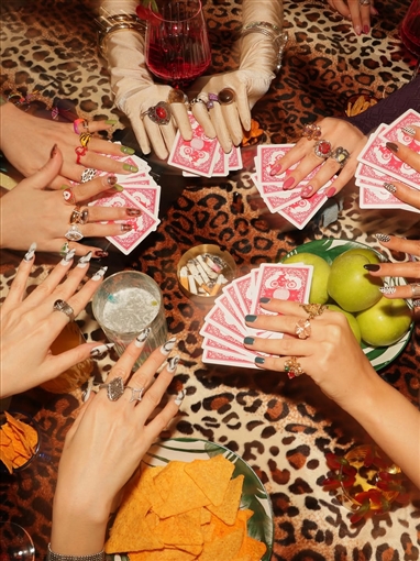 هيفاء وهبي تستعرض إطلالاتها المختلفة في كليب إحنا الشلة 