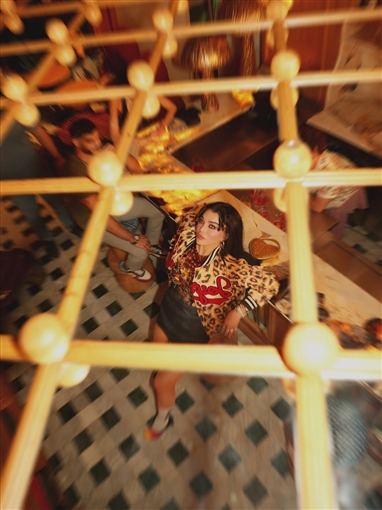 هيفاء وهبي تستعرض إطلالاتها المختلفة في كليب إحنا الشلة 