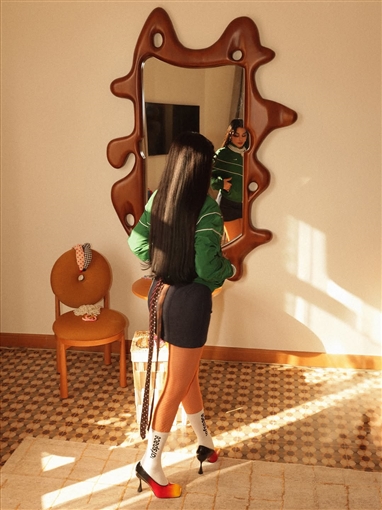 هيفاء وهبي تستعرض إطلالاتها المختلفة في كليب إحنا الشلة 