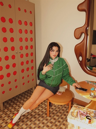 هيفاء وهبي تستعرض إطلالاتها المختلفة في كليب إحنا الشلة 