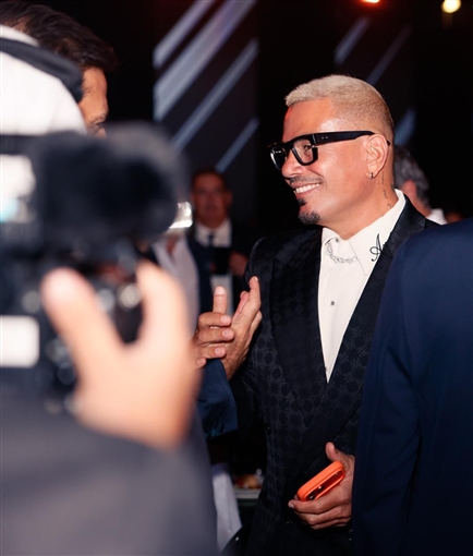 عمرو دياب يغني في أبو ظبي في حضور أحمد السقا ونيللي كريم وإيلي صعب