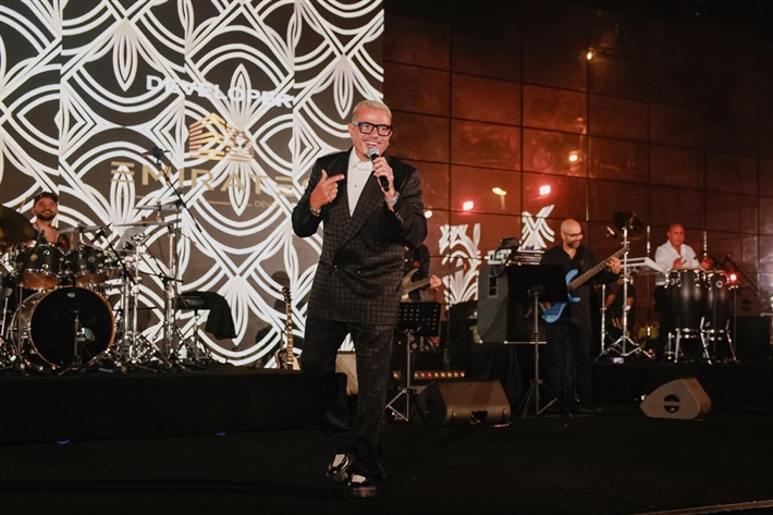 عمرو دياب يغني في أبو ظبي في حضور أحمد السقا ونيللي كريم وإيلي صعب