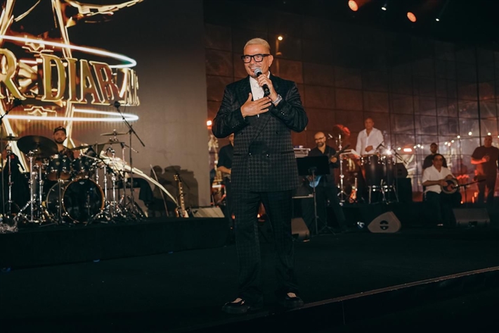 عمرو دياب يغني في أبو ظبي في حضور أحمد السقا ونيللي كريم وإيلي صعب