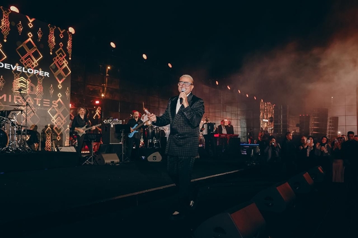 عمرو دياب يغني في أبو ظبي في حضور أحمد السقا ونيللي كريم وإيلي صعب