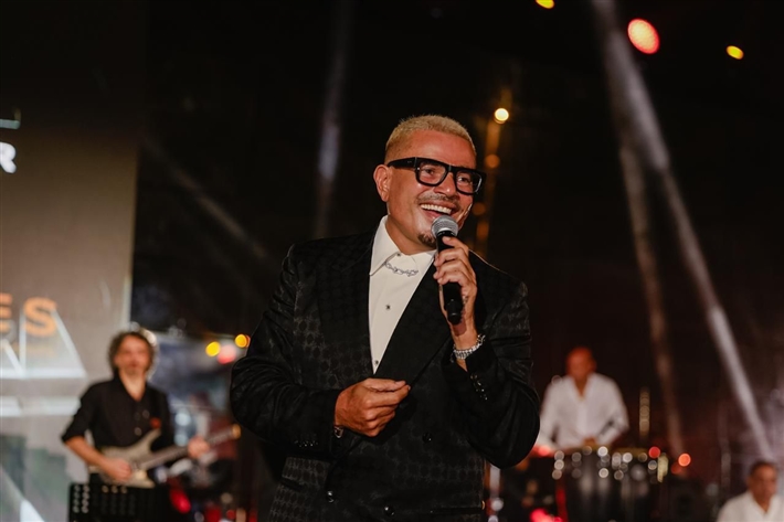 عمرو دياب يغني في أبو ظبي في حضور أحمد السقا ونيللي كريم وإيلي صعب