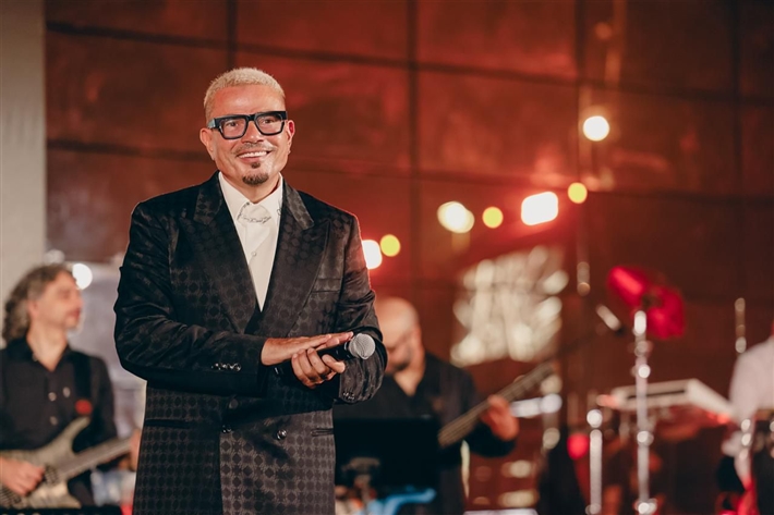 عمرو دياب يغني في أبو ظبي في حضور أحمد السقا ونيللي كريم وإيلي صعب