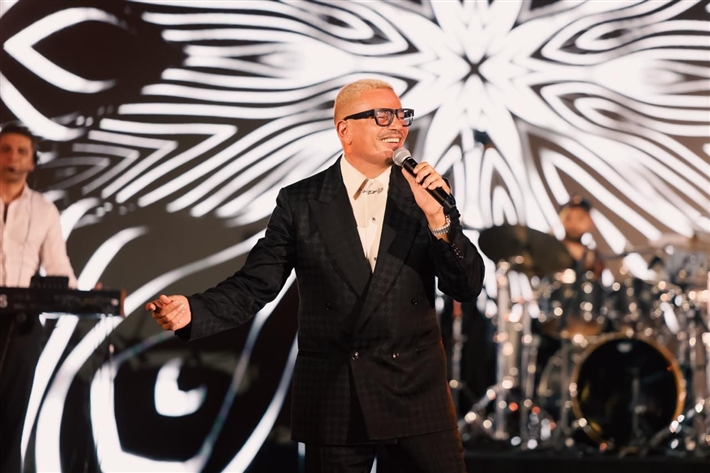 عمرو دياب يغني في أبو ظبي في حضور أحمد السقا ونيللي كريم وإيلي صعب