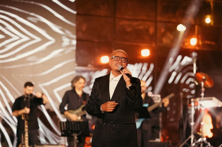 عمرو دياب يغني في أبو ظبي في حضور أحمد السقا ونيللي كريم وإيلي صعب