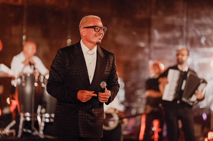 عمرو دياب يغني في أبو ظبي في حضور أحمد السقا ونيللي كريم وإيلي صعب