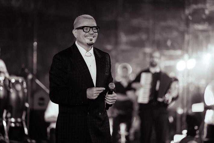 عمرو دياب يغني في أبو ظبي في حضور أحمد السقا ونيللي كريم وإيلي صعب