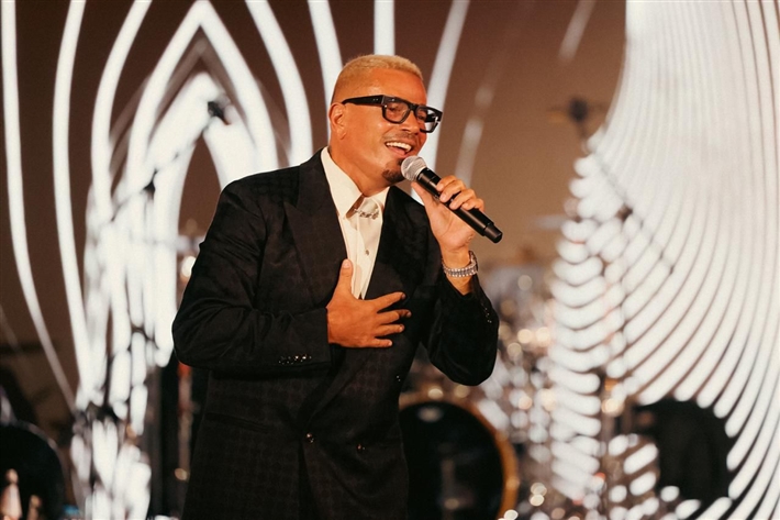 عمرو دياب يغني في أبو ظبي في حضور أحمد السقا ونيللي كريم وإيلي صعب