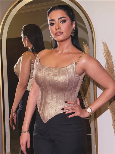 نانسي صلاح تؤدي مشهدا تمثيليا خلال العرض الخاص لفيلم قصر الباشا 