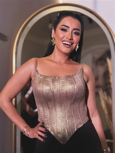 نانسي صلاح تؤدي مشهدا تمثيليا خلال العرض الخاص لفيلم قصر الباشا 