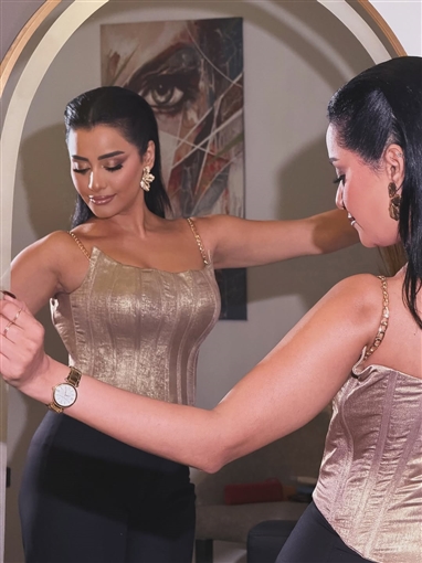 نانسي صلاح تؤدي مشهدا تمثيليا خلال العرض الخاص لفيلم قصر الباشا 