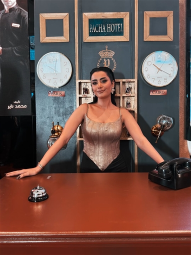 نانسي صلاح تؤدي مشهدا تمثيليا خلال العرض الخاص لفيلم قصر الباشا 