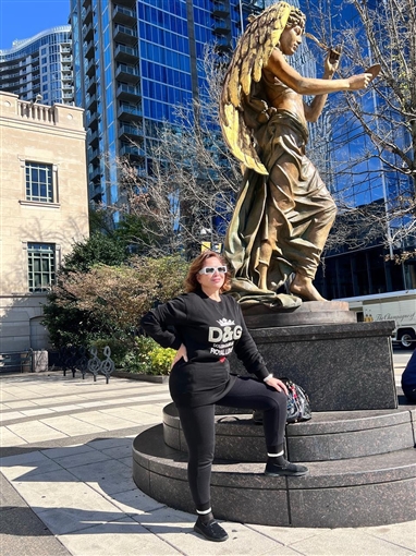 إلهام شاهين برفقة ليلى علوي ولبلبة ورانيا فريد شوقي في جولة بمدينة ناشفيل الأمريكية: الموسيقى في كل مكان بالليل وبالنهار