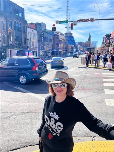 إلهام شاهين برفقة ليلى علوي ولبلبة ورانيا فريد شوقي في جولة بمدينة ناشفيل الأمريكية: الموسيقى في كل مكان بالليل وبالنهار