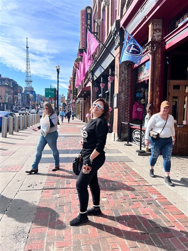 إلهام شاهين برفقة ليلى علوي ولبلبة ورانيا فريد شوقي في جولة بمدينة ناشفيل الأمريكية: الموسيقى في كل مكان بالليل وبالنهار