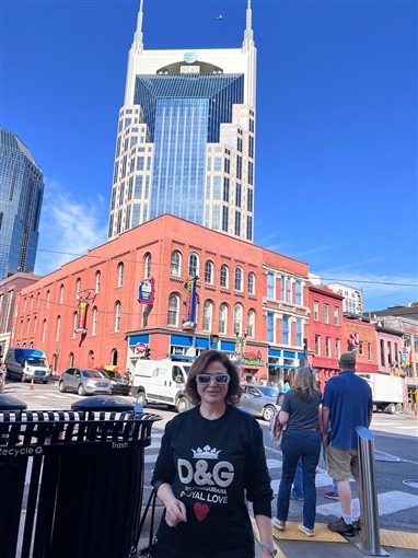 إلهام شاهين برفقة ليلى علوي ولبلبة ورانيا فريد شوقي في جولة بمدينة ناشفيل الأمريكية: الموسيقى في كل مكان بالليل وبالنهار