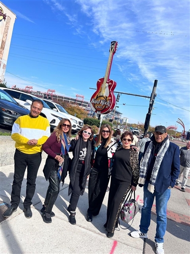 إلهام شاهين برفقة ليلى علوي ولبلبة ورانيا فريد شوقي في جولة بمدينة ناشفيل الأمريكية: الموسيقى في كل مكان بالليل وبالنهار