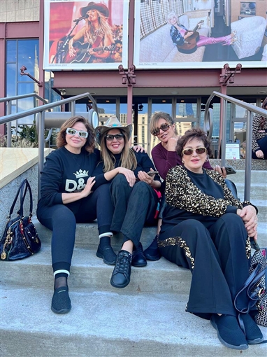 إلهام شاهين برفقة ليلى علوي ولبلبة ورانيا فريد شوقي في جولة بمدينة ناشفيل الأمريكية: الموسيقى في كل مكان بالليل وبالنهار