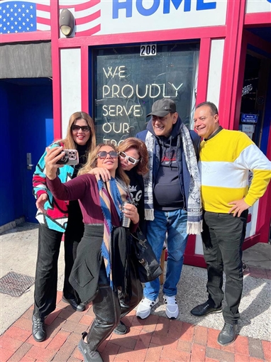 إلهام شاهين برفقة ليلى علوي ولبلبة ورانيا فريد شوقي في جولة بمدينة ناشفيل الأمريكية: الموسيقى في كل مكان بالليل وبالنهار