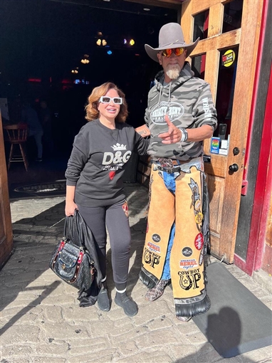 إلهام شاهين برفقة ليلى علوي ولبلبة ورانيا فريد شوقي في جولة بمدينة ناشفيل الأمريكية: الموسيقى في كل مكان بالليل وبالنهار