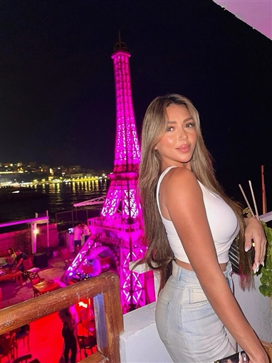 سارة سلامة بإطلالة تجمع بين الجرأة والإستايل الشبابي في أحدث جلسة تصوير