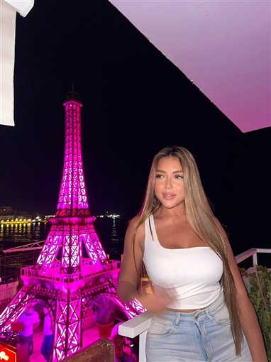 سارة سلامة بإطلالة تجمع بين الجرأة والإستايل الشبابي في أحدث جلسة تصوير