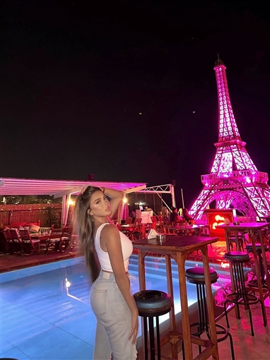 سارة سلامة بإطلالة تجمع بين الجرأة والإستايل الشبابي في أحدث جلسة تصوير