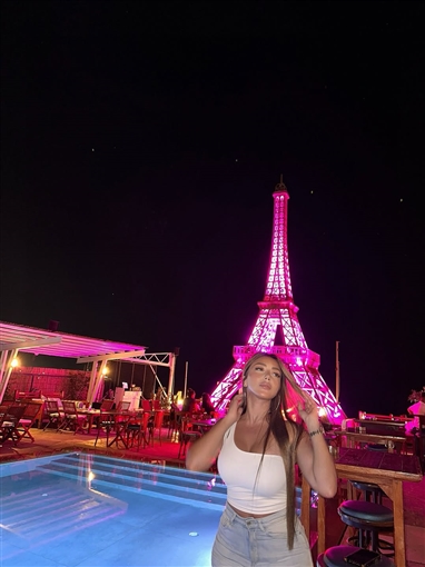 سارة سلامة بإطلالة تجمع بين الجرأة والإستايل الشبابي في أحدث جلسة تصوير