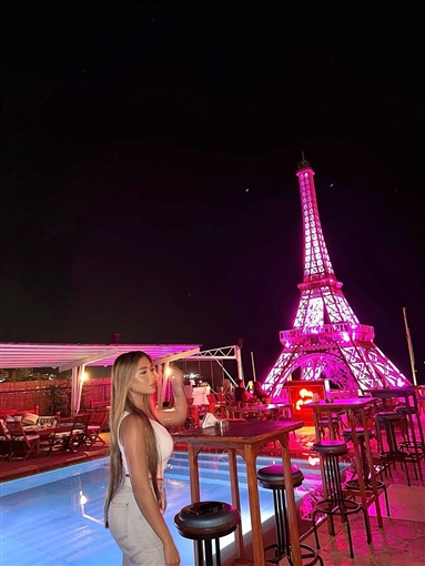 سارة سلامة بإطلالة تجمع بين الجرأة والإستايل الشبابي في أحدث جلسة تصوير