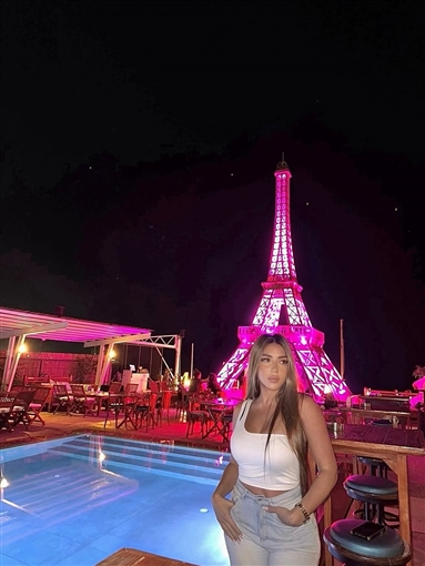 سارة سلامة بإطلالة تجمع بين الجرأة والإستايل الشبابي في أحدث جلسة تصوير