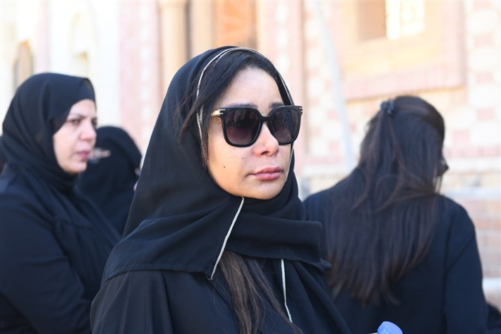 محمد رمضان يحمل نعش والده ... أشرف زكي وحسام الحسيني أبرز حضور الجنازة