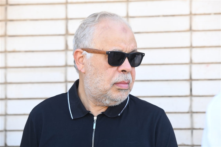 محمد رمضان يحمل نعش والده ... أشرف زكي وحسام الحسيني أبرز حضور الجنازة