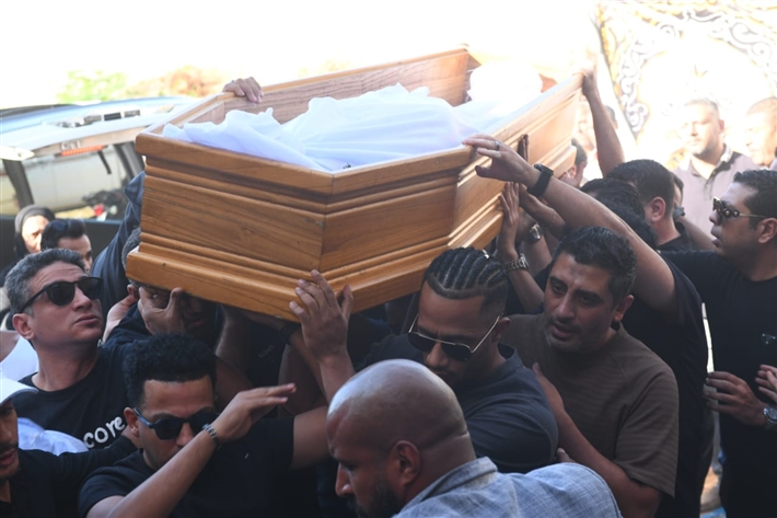 محمد رمضان يحمل نعش والده ... أشرف زكي وحسام الحسيني أبرز حضور الجنازة